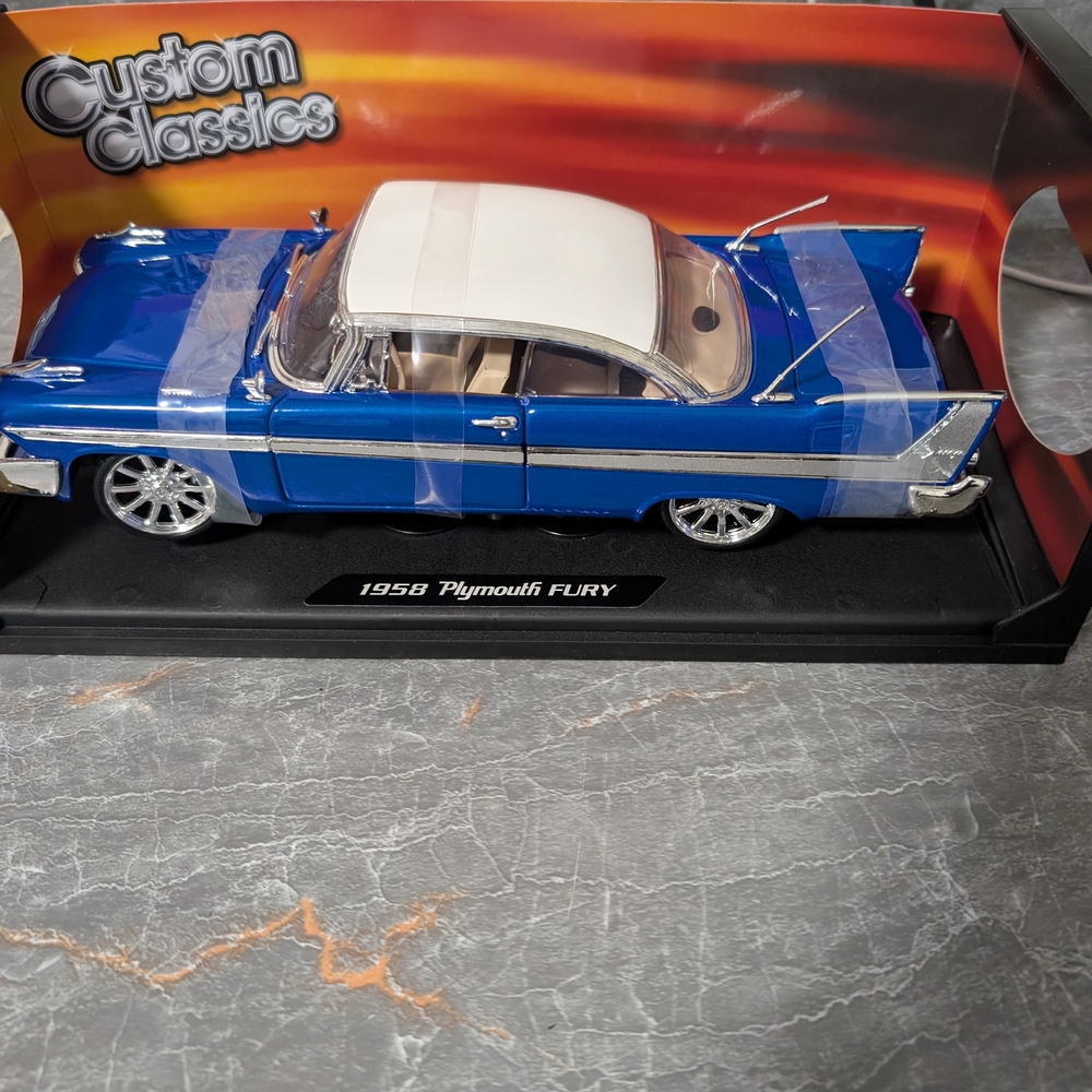 Motormax 1:18 Scale 1958 Plymouth Fury Diecast Model Car Toy  Collection